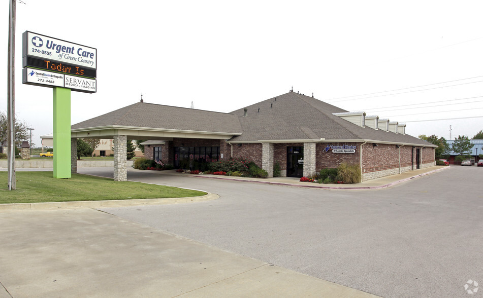 13616 E 103rd St N, Owasso, OK for rent - Primary Photo - Image 1 of 3