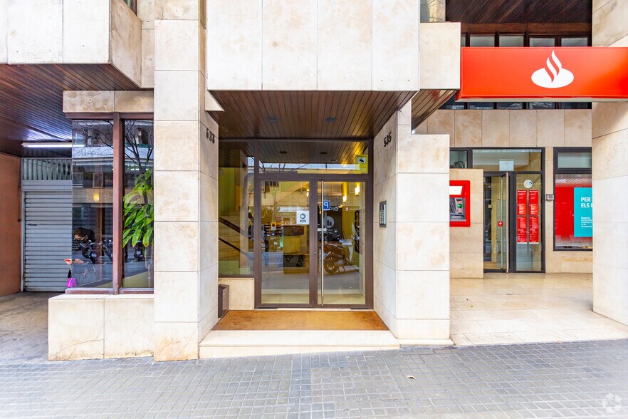 Retail in Barcelona, Barcelona to rent - Primary Photo - Image 1 of 1