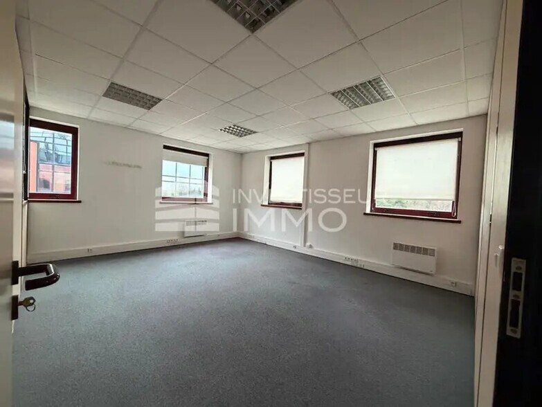 Office in Champs-sur-Marne to rent - Interior Photo - Image 1 of 5