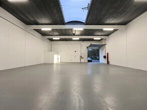 Light Industrial in Éragny to rent Interior Photo- Image 2 of 2