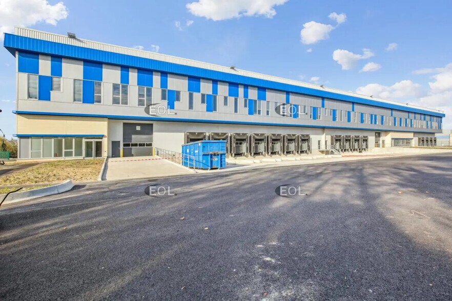 Industrial in Conflans-Sainte-Honorine to rent - Primary Photo - Image 1 of 12