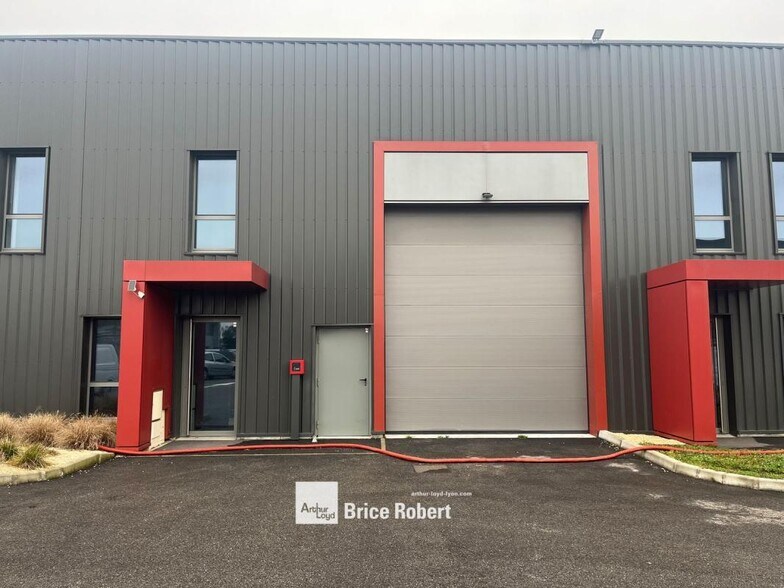 Light Industrial in Chassieu to rent - Building Photo - Image 1 of 6