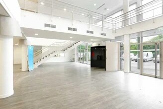 1-5 Avenue Carnot, Massy to rent Lobby- Image 1 of 5