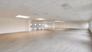 2-14 Allée Du Cantal, Lisses to rent Interior Photo- Image 2 of 2