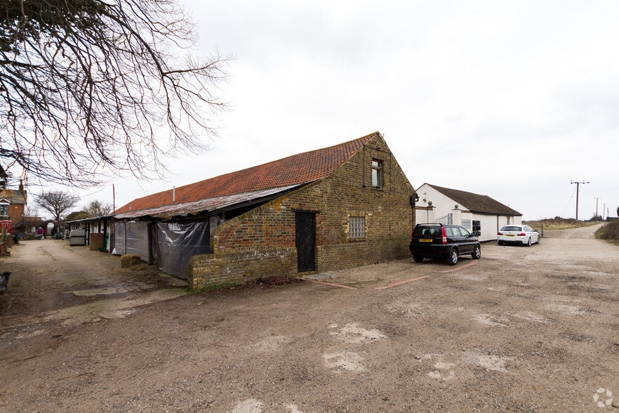 Poynters Ln, Southend On Sea to rent - Primary Photo - Image 1 of 5