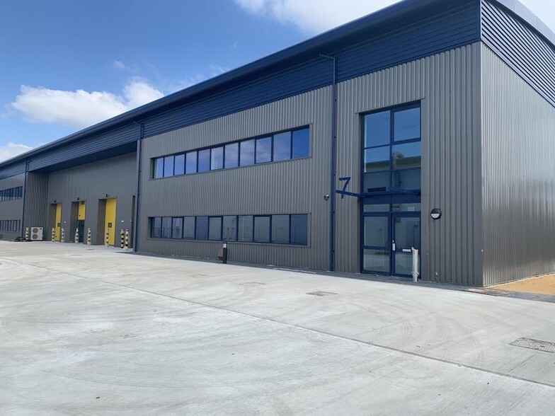 1-7 Fishers Grv, Portsmouth to rent - Building Photo - Image 2 of 9