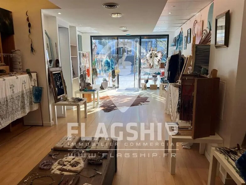 Retail in Suresnes to rent - Interior Photo - Image 1 of 7