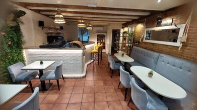 Retail in Barcelona, Barcelona to rent Interior Photo- Image 2 of 19