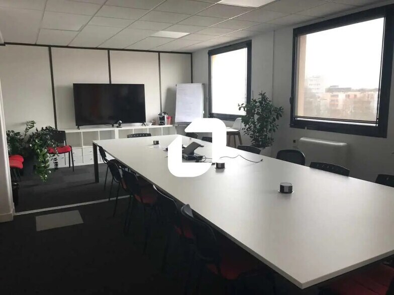 33-37 Boulevard Vauban, Guyancourt to rent - Interior Photo - Image 3 of 15