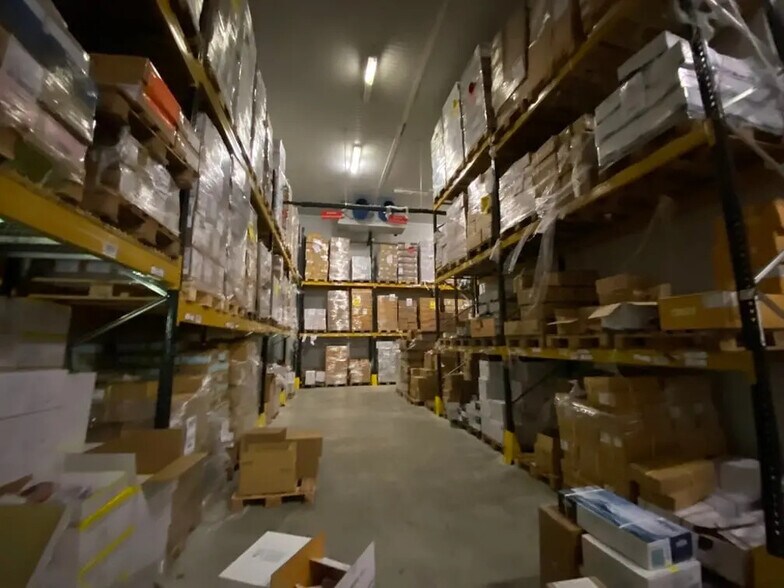 Industrial in Gennevilliers to rent - Interior Photo - Image 3 of 4