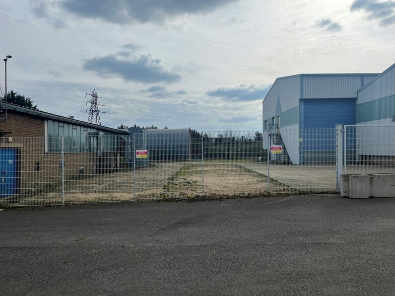 2 Redwongs Way, Huntingdon to rent - Building Photo - Image 2 of 8