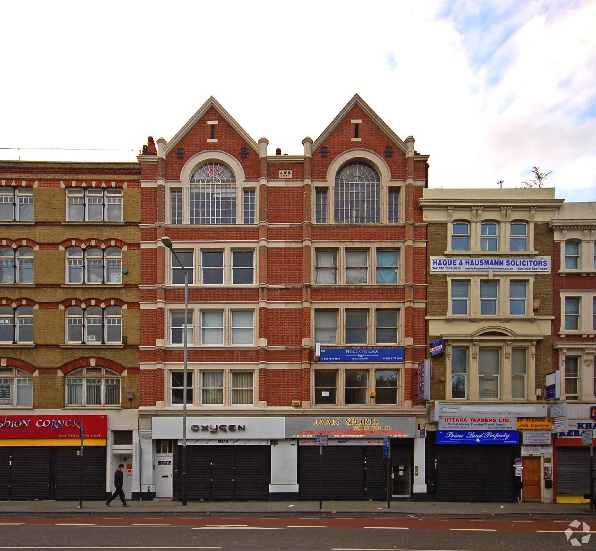 128 Whitechapel Rd, London to rent Primary Photo- Image 1 of 4