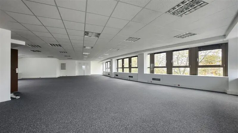 Office in La Garenne-Colombes to rent - Interior Photo - Image 2 of 7