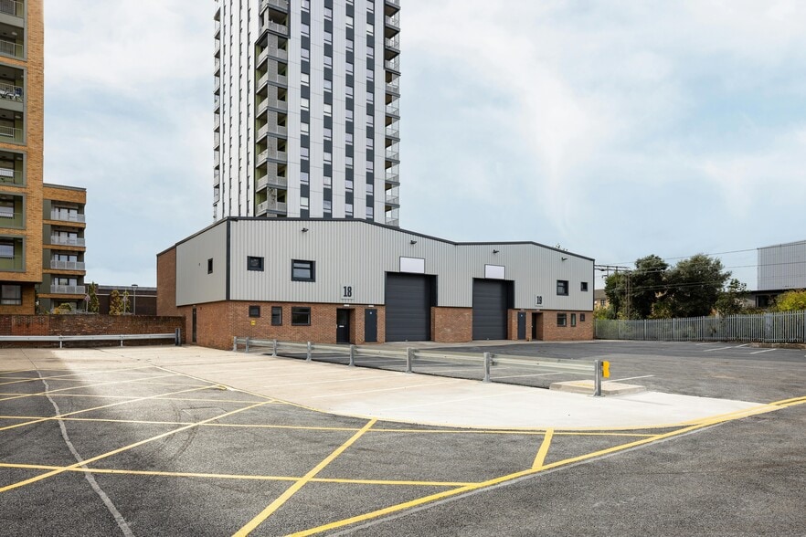 Langhedge Ln, London to rent - Building Photo - Image 3 of 112