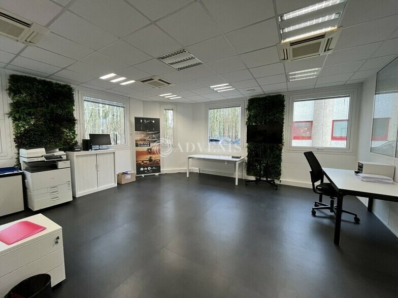 Office in Tremblay-en-France to rent - Interior Photo - Image 3 of 9