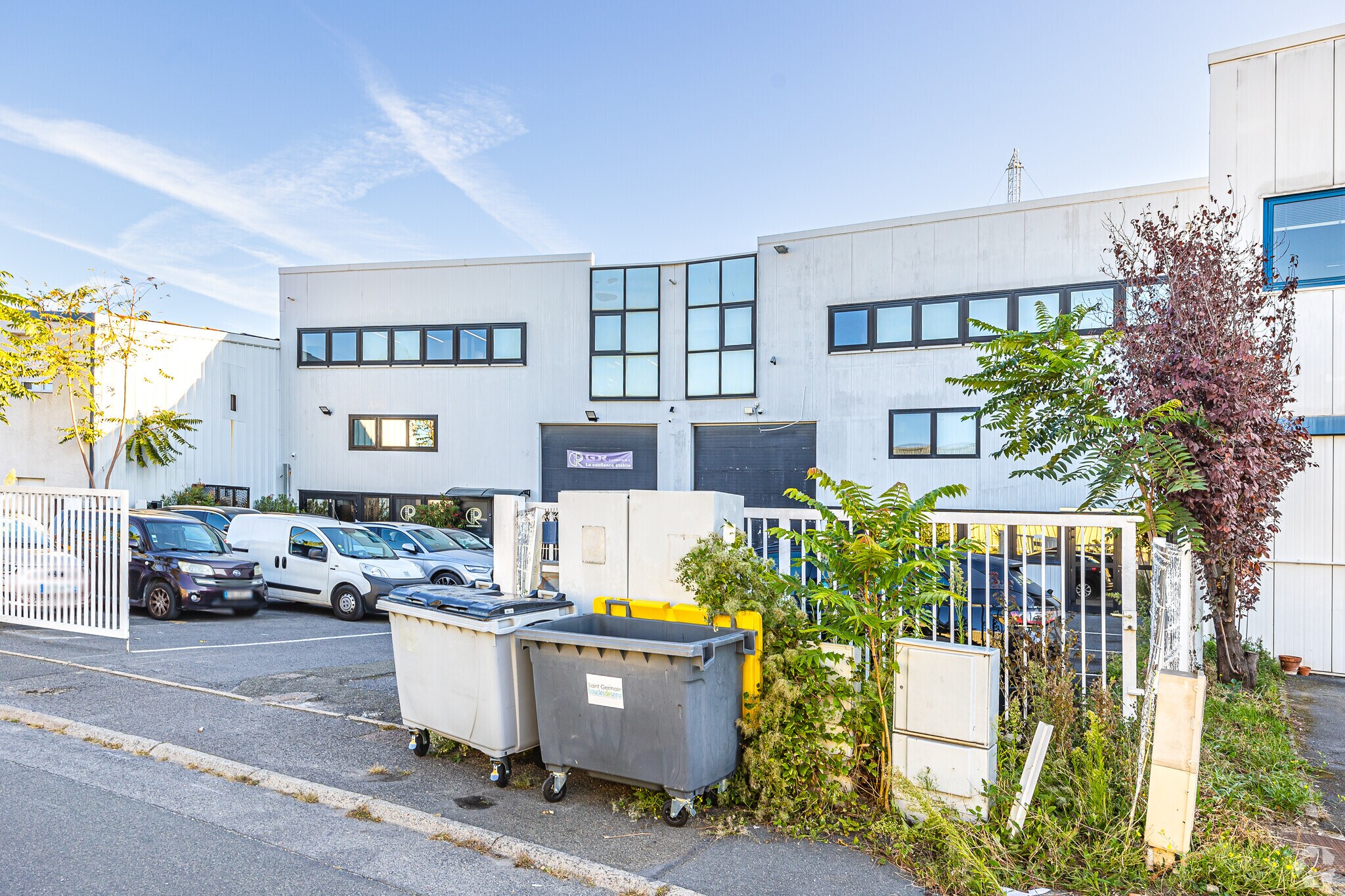 Light Industrial in Carrières-sur-Seine to rent Primary Photo- Image 1 of 16