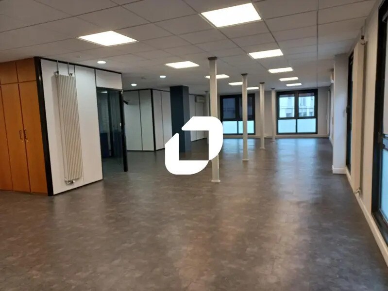Location Bureaux 238 m² - Photo 1
