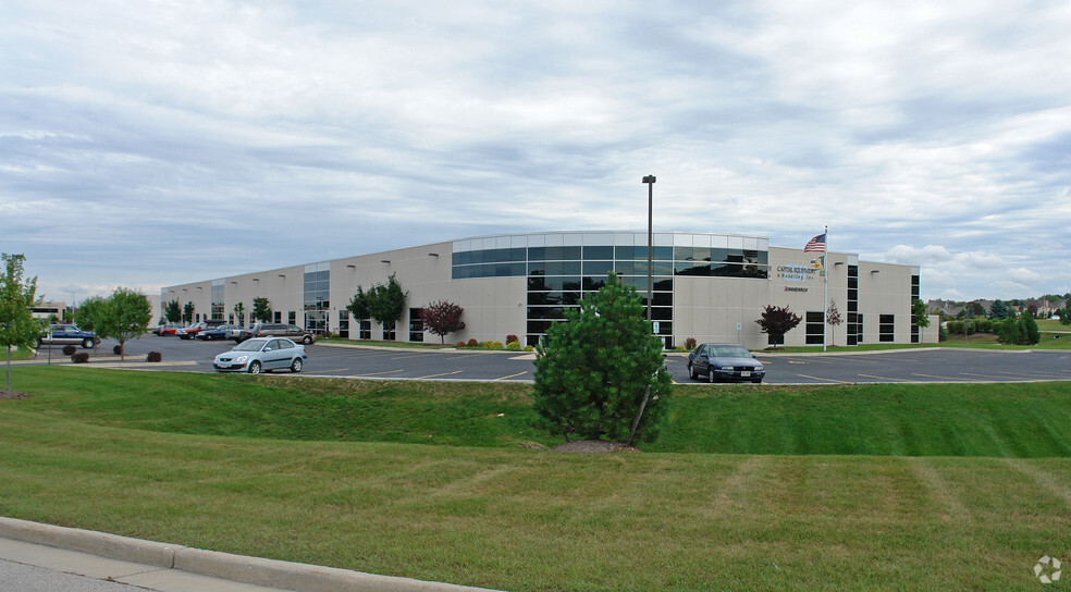 1100 Cottonwood Ave, Hartland, WI for sale - Primary Photo - Image 1 of 1