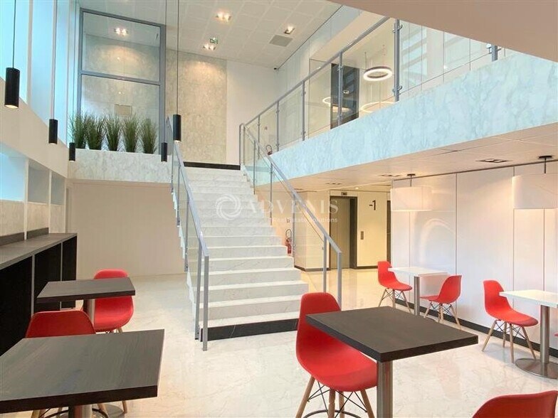 7377 Rue De Sèvres, Boulogne-Billancourt to rent - Building Photo - Image 1 of 12