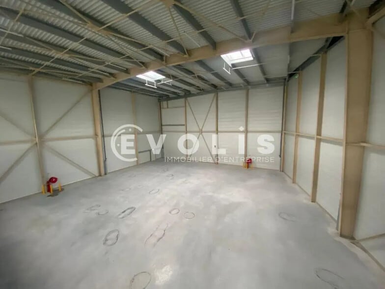 Chemin Des Carouges, Bondy to rent - Interior Photo - Image 3 of 5