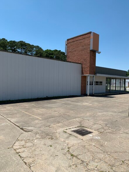 10749 Jefferson Ave, Newport News, VA for sale - Building Photo - Image 2 of 3