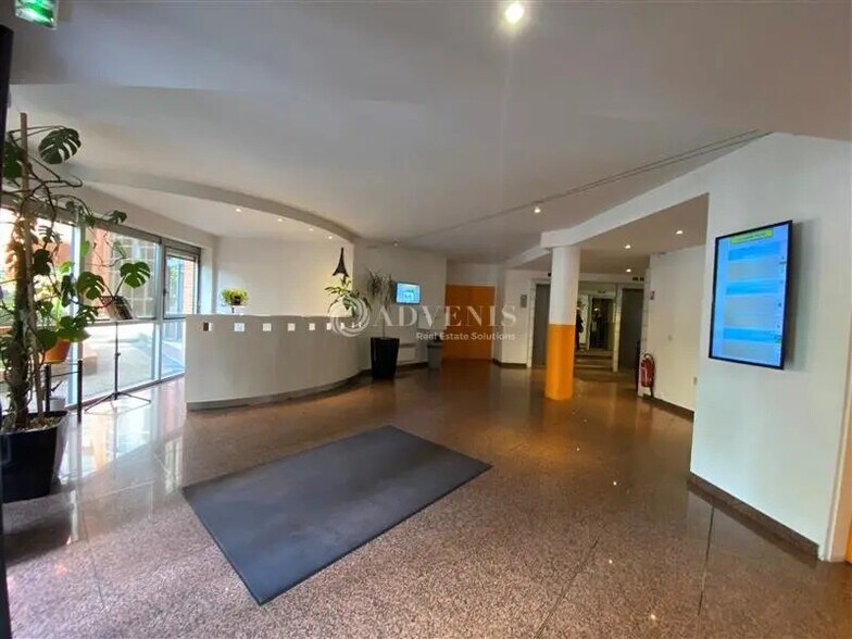 Office in Meudon to rent - Lobby - Image 2 of 6