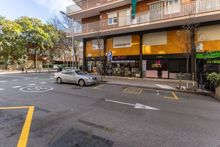 Retail in Barcelona, Barcelona to rent - Building Photo - Image 3 of 6