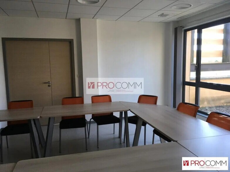 Office in Chartres to rent - Building Photo - Image 2 of 7