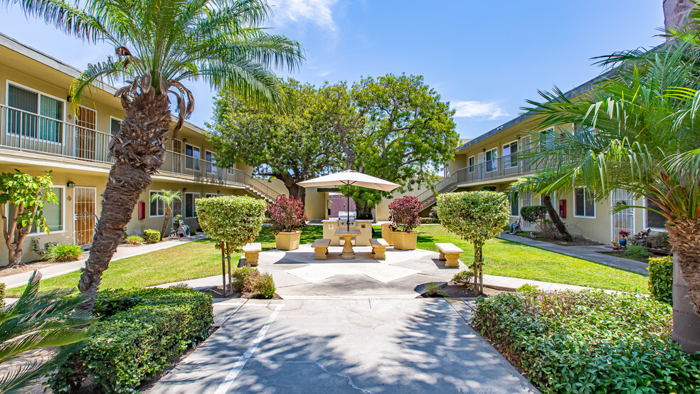 1959-1961 Maple Ave, Costa Mesa, CA for sale - Building Photo - Image 1 of 1