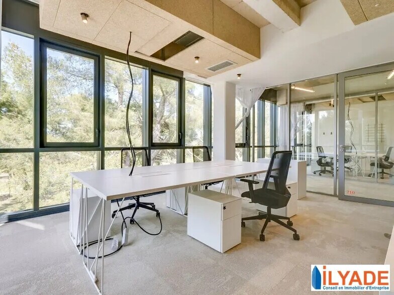 Office in Aix-en-Provence to rent - Building Photo - Image 2 of 8