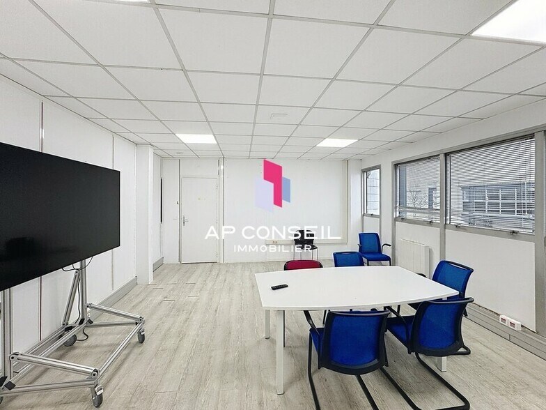 Light Industrial in Élancourt to rent - Interior Photo - Image 3 of 12