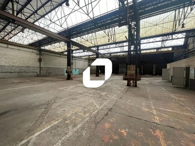 Location Local d'activités 1 600 m²