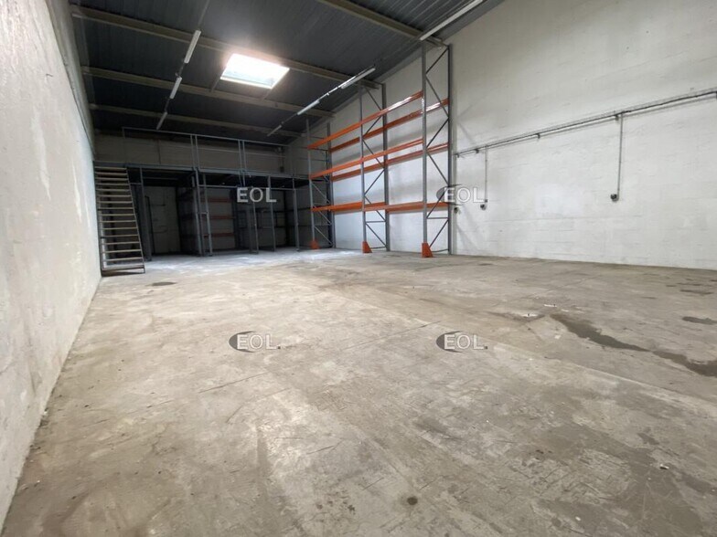 Light Industrial in Chilly-Mazarin to rent - Interior Photo - Image 2 of 4