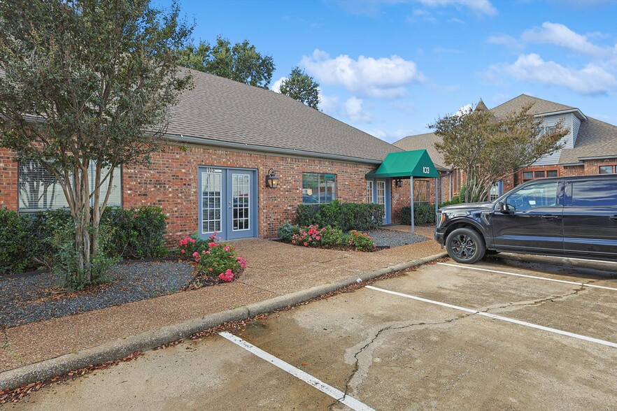 522 S Edmonds Ln, Lewisville, TX for rent - Building Photo - Image 1 of 28