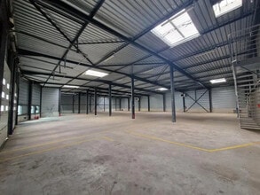 Industrial in Montigny-le-Bretonneux to rent Interior Photo- Image 2 of 10