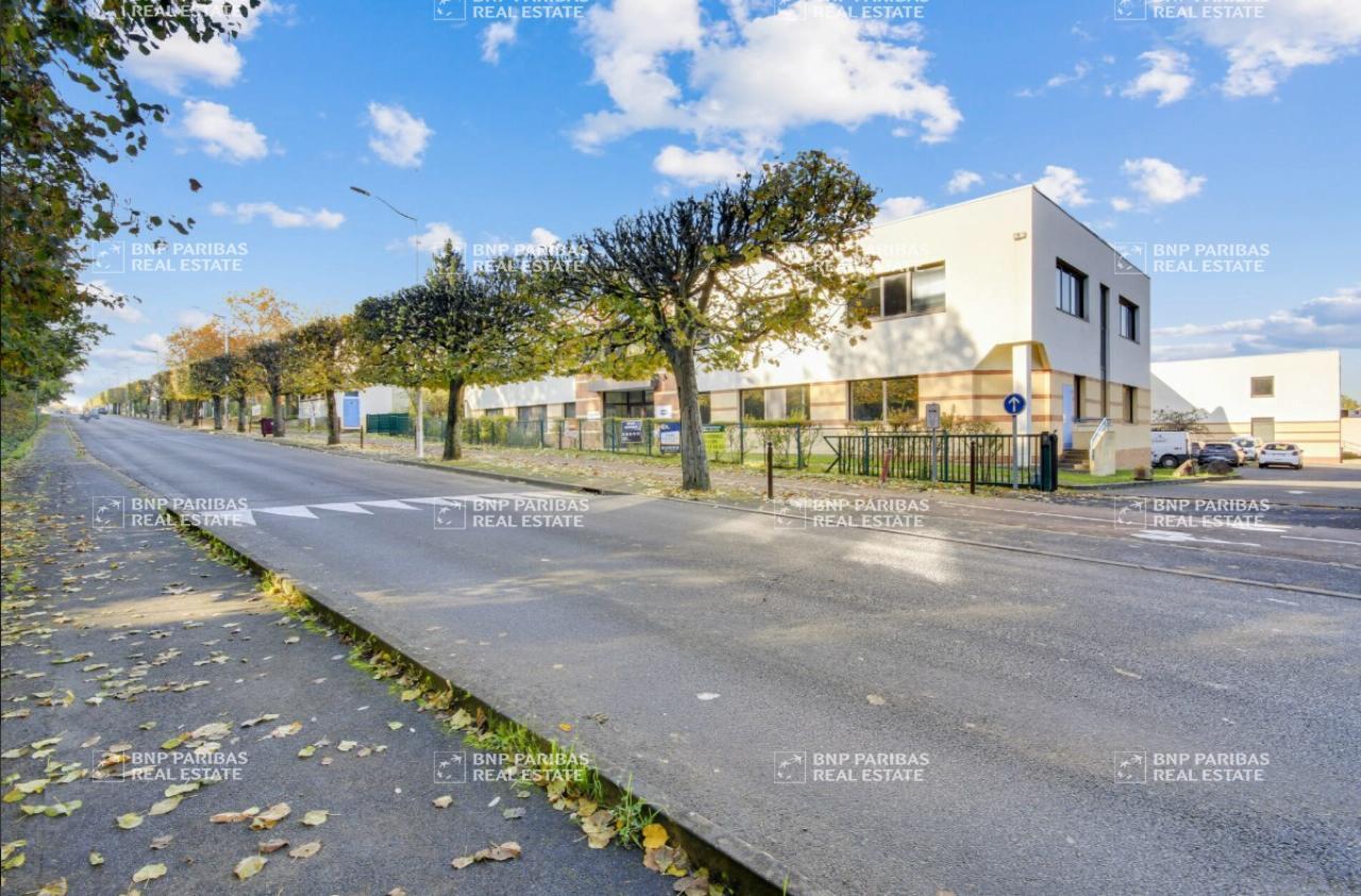 Light Industrial in Champs-sur-Marne to rent Building Photo- Image 1 of 10