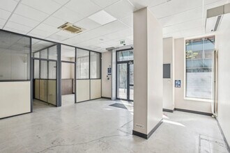 Retail in Paris to rent Interior Photo- Image 2 of 11
