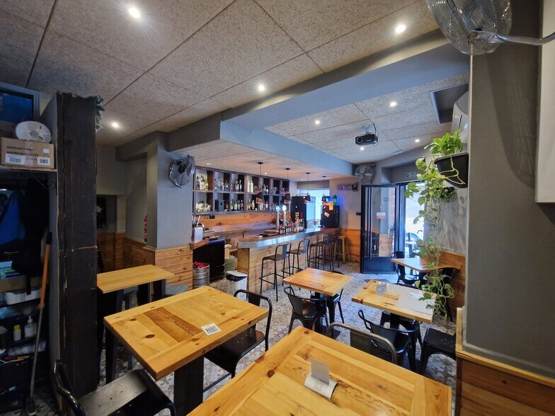 Retail in Madrid, Madrid to rent - Primary Photo - Image 1 of 3