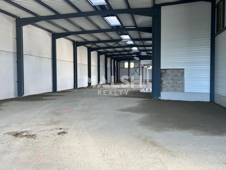 Chemin D'Yvours, OULLINS-PIERRE-BÉNITE to rent - Building Photo - Image 2 of 16