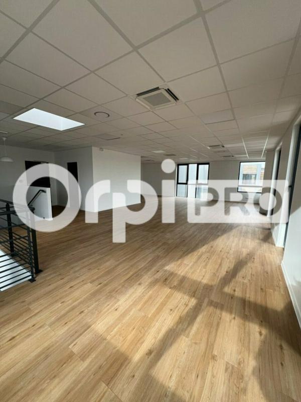 Light Industrial in Chanteloup-en-Brie to rent Interior Photo- Image 1 of 6
