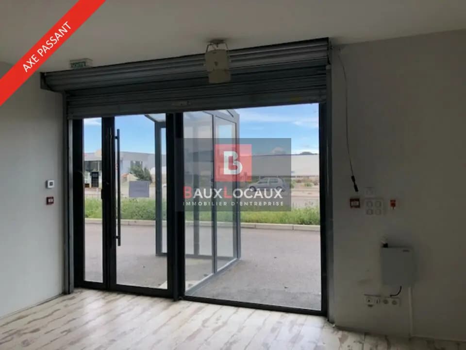 Location Commerce 135 m² - Photo 1