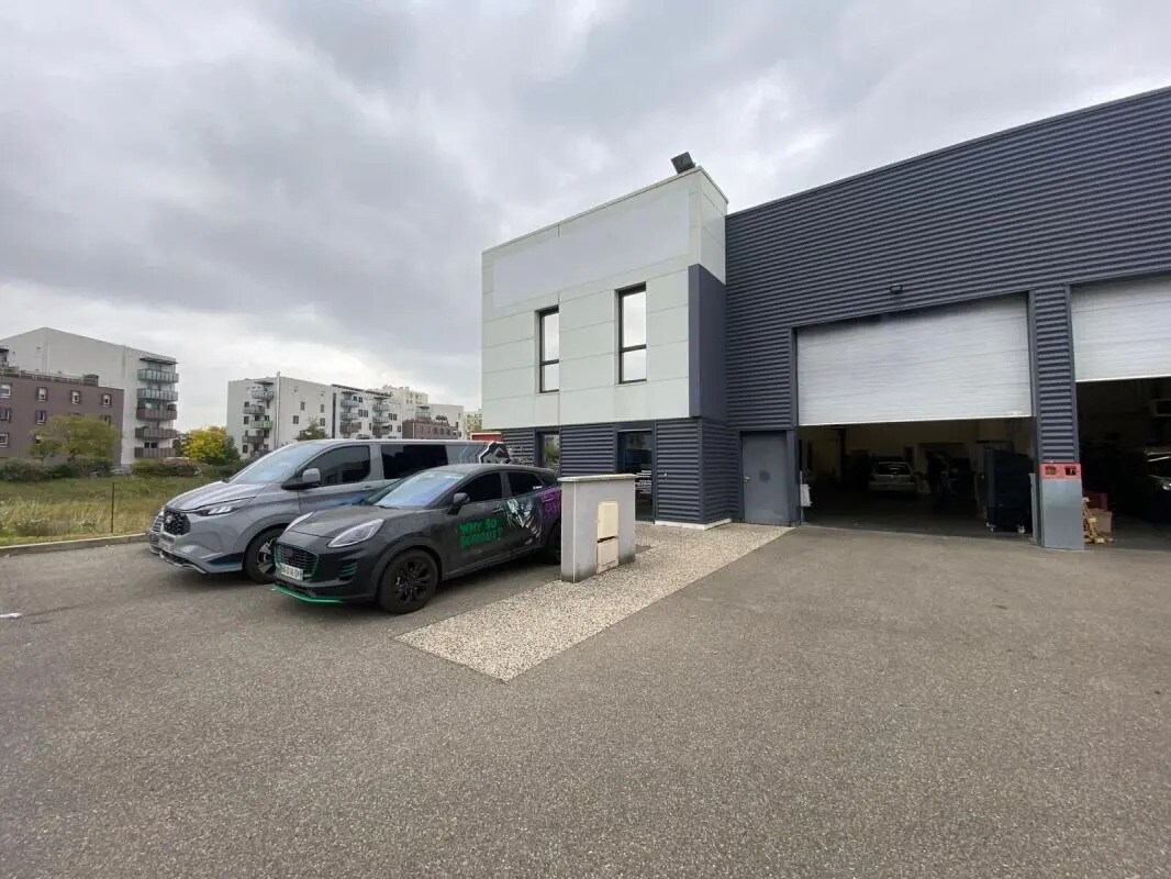 Light Industrial in Saint-Fons to rent Building Photo- Image 1 of 7