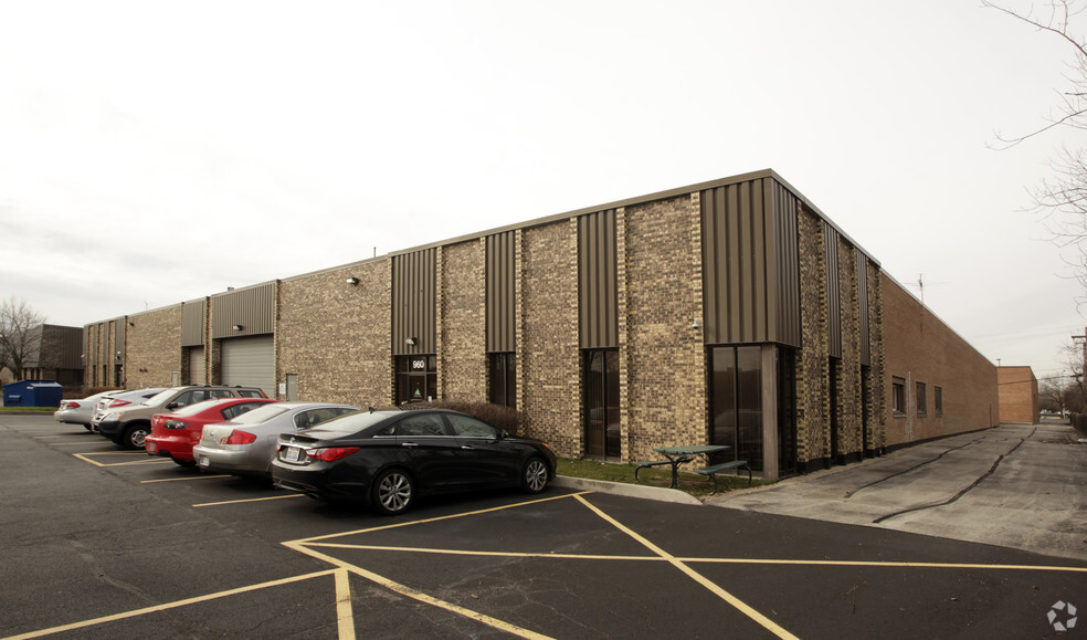 950-960 Lively Blvd, Wood Dale, IL for rent - Building Photo - Image 1 of 3