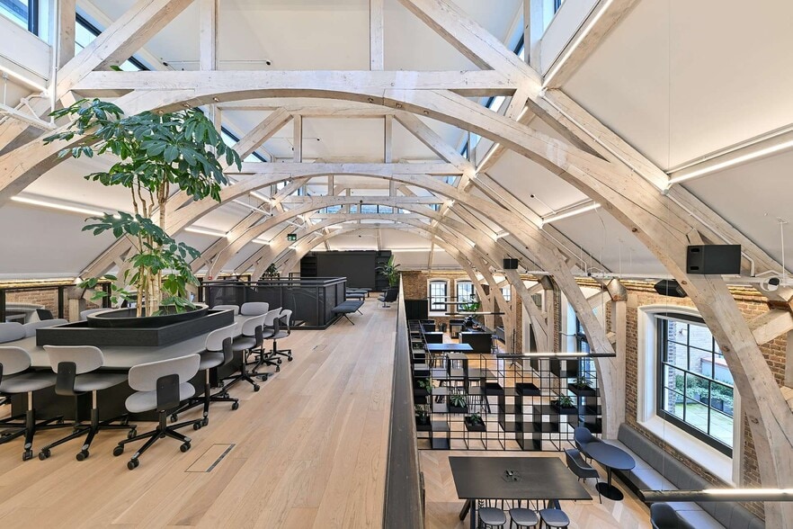 18 Vine Hl, London to rent - Interior Photo - Image 2 of 12