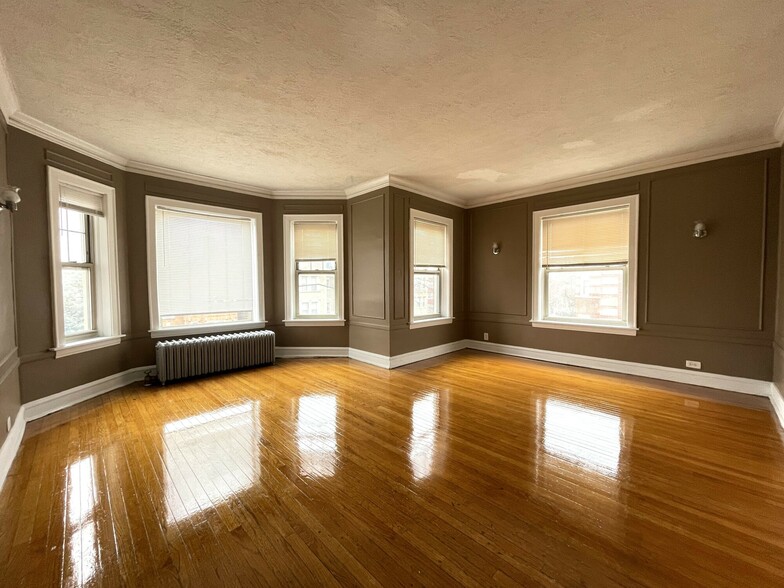 8054 S Ingleside Ave, Chicago, IL for sale - Interior Photo - Image 2 of 5