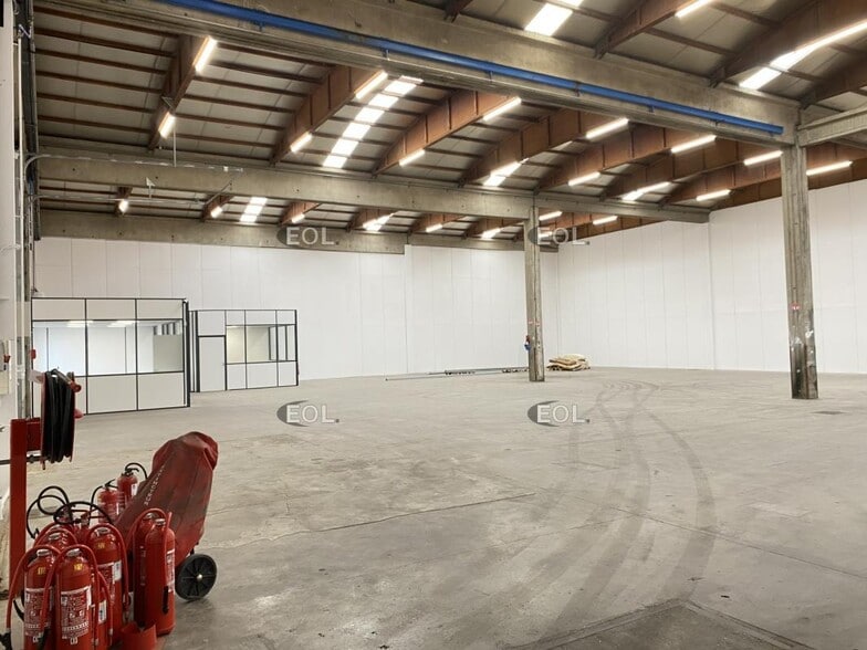 Industrial in Saint-Priest to rent - Interior Photo - Image 2 of 31