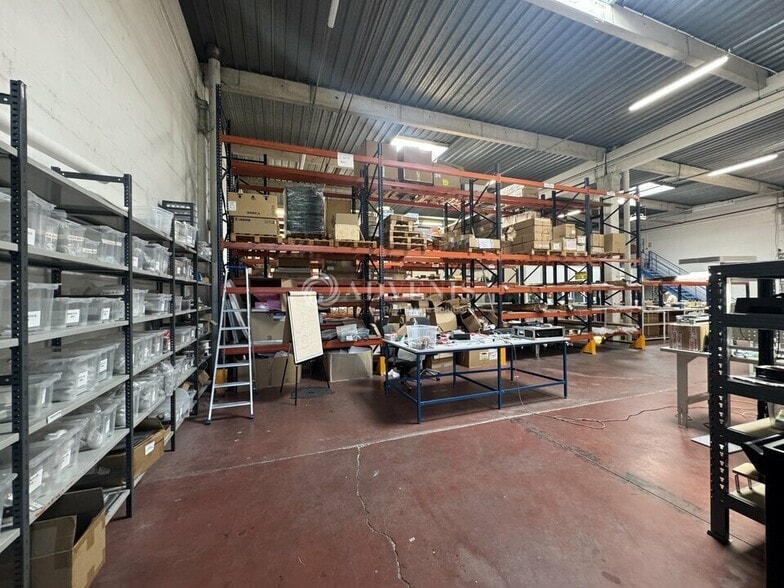 Light Industrial in Villepinte to rent - Interior Photo - Image 2 of 8