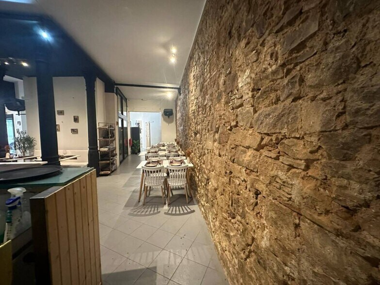 Retail in Barcelona, Barcelona to rent - Interior Photo - Image 1 of 9