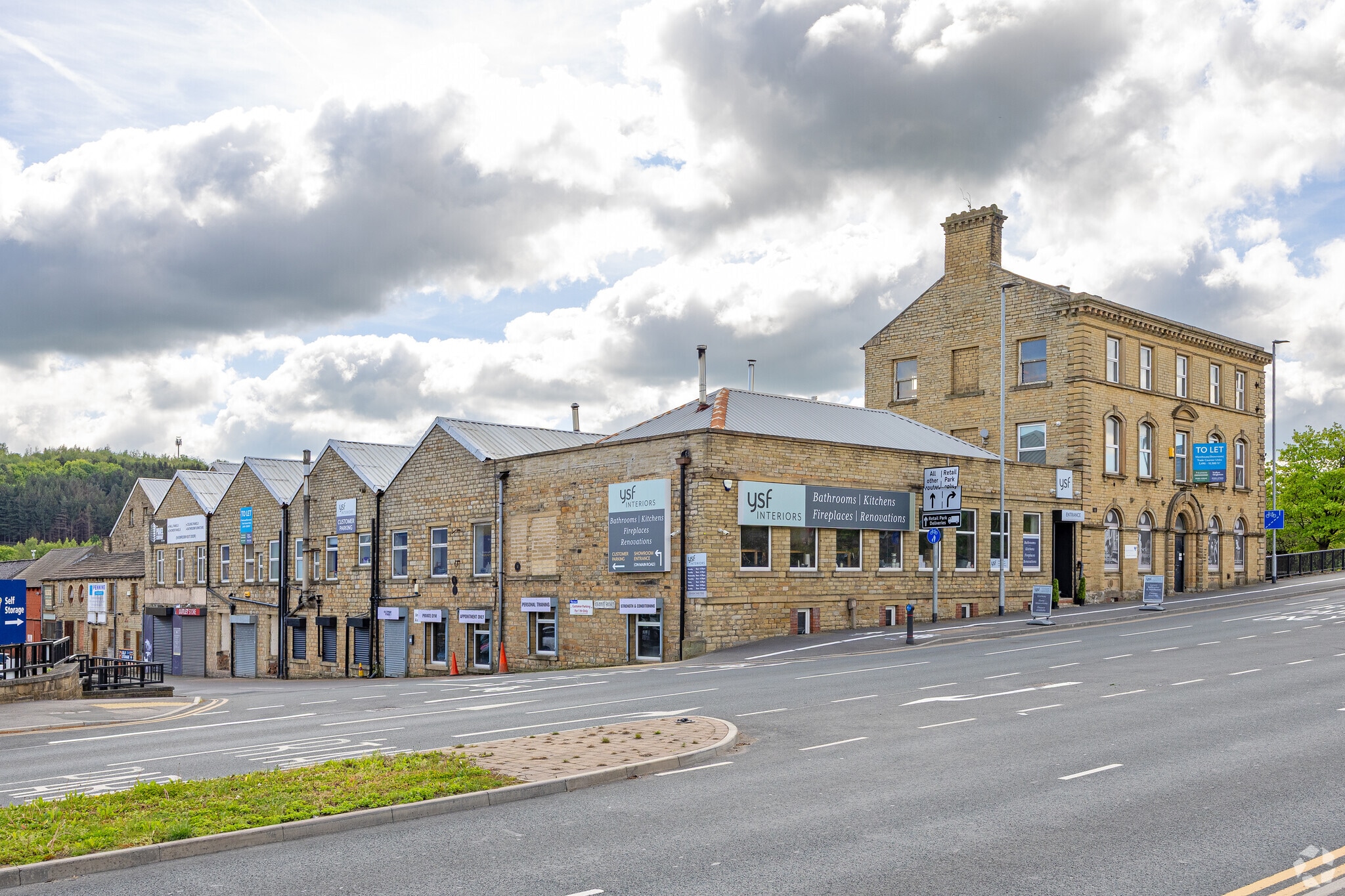 80 Leeds Rd, Huddersfield to rent Primary Photo- Image 1 of 6