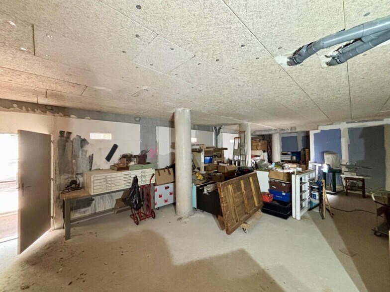 Retail in Suresnes to rent - Interior Photo - Image 3 of 8